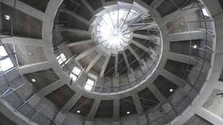 二重螺旋のスロープが先端の屋上部分まで