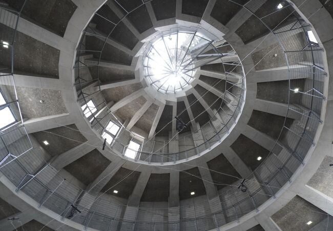 二重螺旋のスロープが先端の屋上部分まで