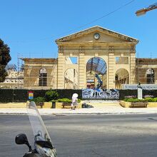 改装中の市場の外観