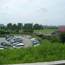 クラブハウスと駐車場と施設の一部です。開放的な気分になります