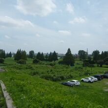 川口パブリックゴルフ場へ下る道路と広々とした敷地が見えます。