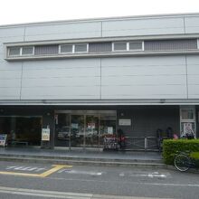 川口市浮間ゴルフ場のクラブハウスです。最近建て直したようです