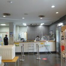 クラブハウスの受付です。スタッフは、皆さんとても親切です。