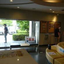 川口市浮間ゴルフ場のロビーの様子とガラス越しの風景です。