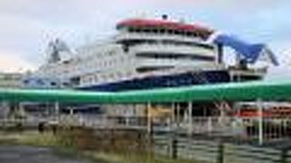 新潟港フェリーターミナルから佐渡島両津港まで2時間半の船の旅を楽しめます。