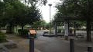 小雨が降っていたので、公園には誰もいませんでした。