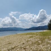 天橋立の2.5キロ続く松並木の東側は白い砂浜で南側の陸地に近いところは海水浴場になっていました。