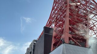 タクシーで真下を通る