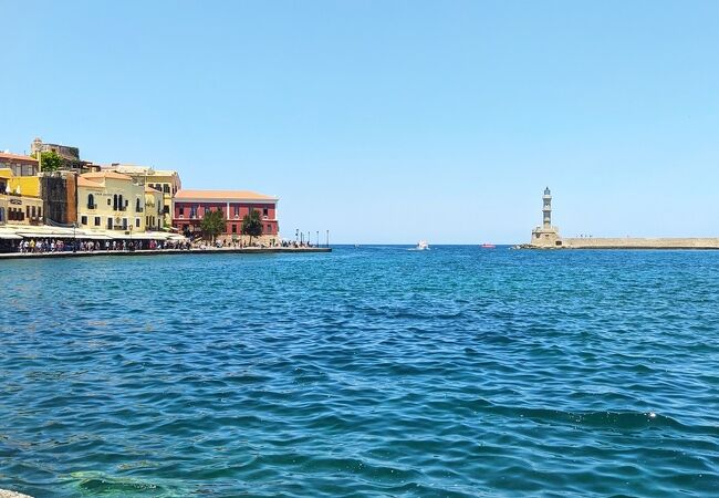 ハニア港の西側にある赤い建物です