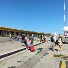 タラップを降りて、空港建物へ