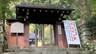 静かな山の中にあります。