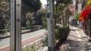 上中里の駅を降りてから、本郷通りに向かう坂道です。