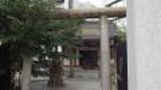 駒込駅の西側にあります。