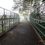 飛鳥山公園から階段を降りてこの橋を渡りました。