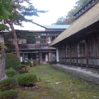 正面が博物館「昔ギャラリー・茅」