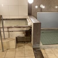 お風呂は湯船二つ