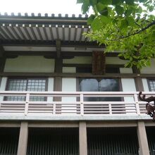 最勝院の本堂です。見上げるような高さで、高さに、圧倒されます