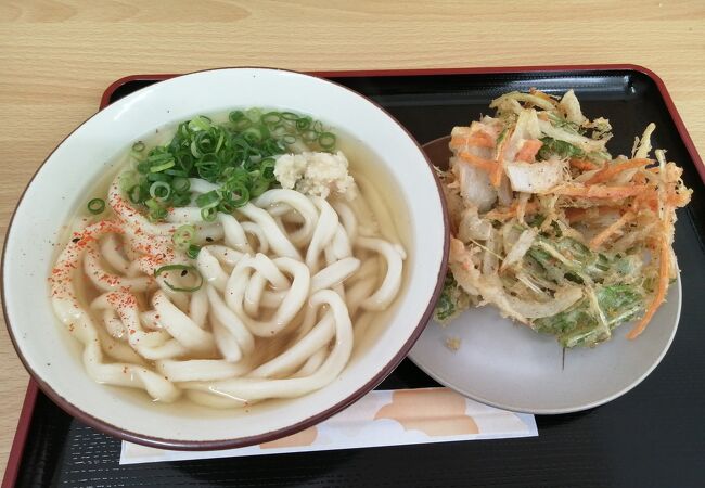 丸亀市街一等地にある庶民的なうどん店