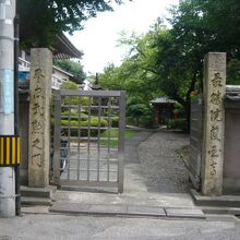 最勝院観音寺の西門です。門柱に忠武勲久との文字が見られます。