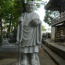 最勝院の本堂西側には、開祖と思しき高僧の石像が置かれています