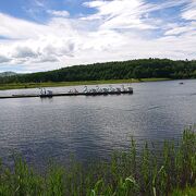 遊歩道が素敵な小さな湖