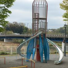 ロケット型の滑り台