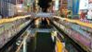 道頓堀川万灯祭が開催されている期間の夜は、昼間の道頓堀川とは全く違う魅力的な川です。