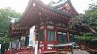 浅間通りの正面にある