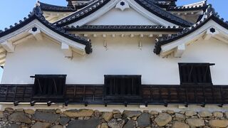 アクセスも良く、高台にあるので天守閣からの眺めも素晴らしく、ひこにゃんにも会える