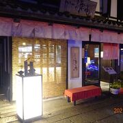 彦根城近くの目抜き通りで飲食店が並ぶ