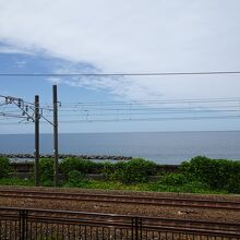 線路越しに日本海が見える