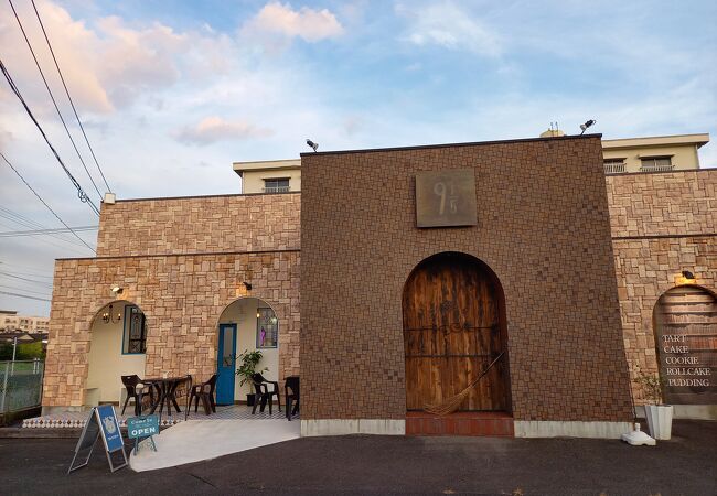 港の近くにあるユニークな建物のお店