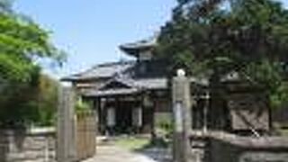 実物のマンホールを見つけましょう。