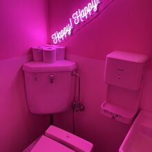 トイレ　ショッキングピンク