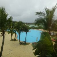 プール。冬は残念ですが、夏はビーチもあって最高。