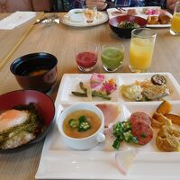 朝食。ブッフェで品数も多いです。