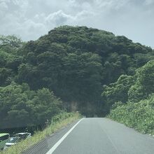 この山の向こうが浜田城跡のはずです。