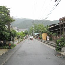 「湯の坪街道」の入口です