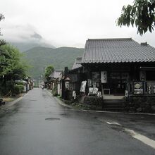 「湯の坪街道」の様子です。 色々な店舗が並んでいます