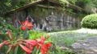 民家の裏庭の様なところにありました。