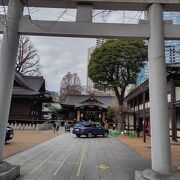 新宿中央公園の一角にある神社