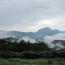 絶景ポイントで写真撮影。正面は由布岳です。