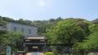 三の丸櫓門の後方に立ち上がっています。