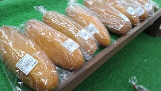 珍しい赤ウリを販売