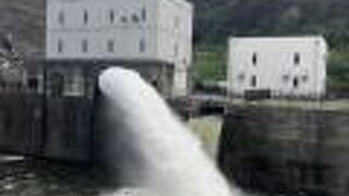 迫力ある放水が見られる県下最大の農業用ダム