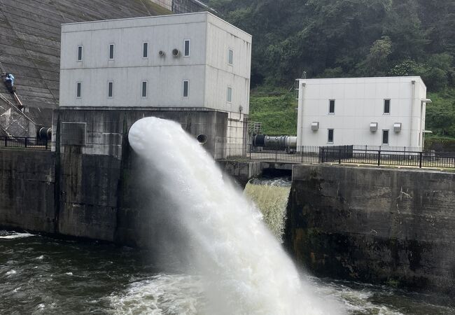 迫力ある放水が見られる県下最大の農業用ダム