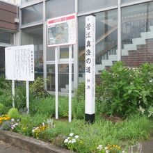 「道」なのでかなりたくさん柱がたっている。