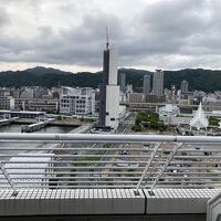 山と海と街が見えるデッキ