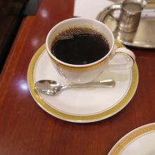 コーヒーはおいしいし、金を配したカップも贅沢です
