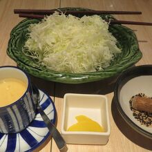 最初にキャベツや茶わん蒸しなどが出され…、